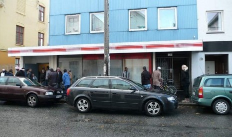 Menunggu datangnya waktu buka puasa di sebuah masjid di Norwegia.