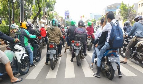 Menunggu lampu merah di atas zebra cross Jl. Mampang Prapatan 