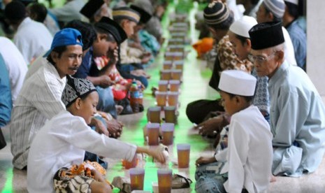 Menunggu waktu buka puasa di Masjid Kemayoran Surabaya