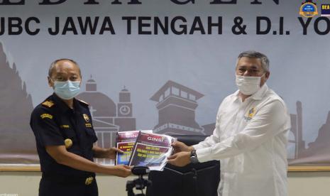 Menunjang fungsi pengawasan dan pelayanan dalam upaya mendorong kemajuan ekonomi nasional, Bea Cukai terus meningkatkan sinergi positif dengan berbagai pihak. Kali ini sinergi dilakukan antara lain oleh Bea Cukai Jateng DIY, Bea Cukai Ambon, Bea Cukai Kediri dan Bea Cukai Sulawesi Bagian Selatan (Sulbagsel).