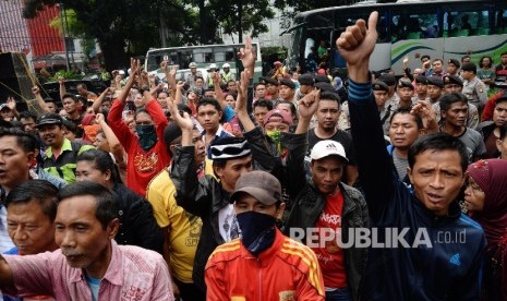  Warga Kalijodo melakukan aksi di depan kantor DPRD DKI Jakarta, Jumat (19/2).   (Republika/Yasin Habibi)