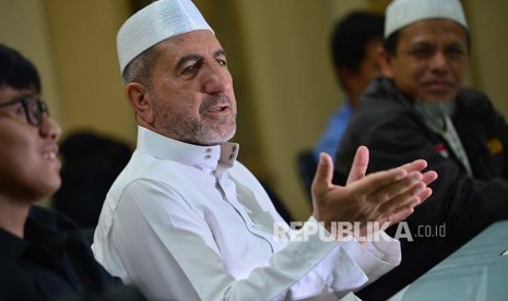 Menurut Imam Masjid Aqsa Sheikh Mustafa Muhammad Abdel Rahman AtTawil akses warga Palestina untuk memasuki kompleks masjid dibatasi, lain halnya akses bagi turis.