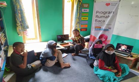 Menyadari akan pentingnya keahlian komputer, anak-anak di Rumah Baca Asmanadia binaan Rumah Zakat, belajar komputer secara pribadi, Selasa (22/12).