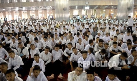 Menyambut 90 Tahun Gontor. Pesera menghadiri acara Sujud Syukur Menyambut 90 Tahun Pondok Modern Gontor di Masjid Istiqlal, Jakarta, Sabtu (28/5).