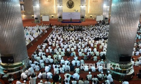 Menyambut 90 Tahun Gontor. Peserta melakukan sujud syukur bersama saat acara Sujud Syukur Menyambut 90 Tahun Pondok Modern Gontor di Masjid Istiqlal, Jakarta, Sabtu (28/5)