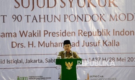 Menyambut 90 Tahun Gontor. Wakil Presiden Jusuf Kalla memberikan paparan saat acara Sujud Syukur Menyambut 90 Tahun Pondok Modern Gontor di Masjid Istiqlal, Jakarta, Sabtu (28/5