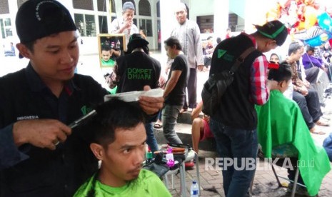 Menyambut bulan suci Ramadhan, relawan Dompet Dhuafa melaksanakan aksi cukur rambut gratis di masjid Nimatul Ijtihad, Pondok Pinang, Jakarta Selatan, usai shalat Jumat (5/5).