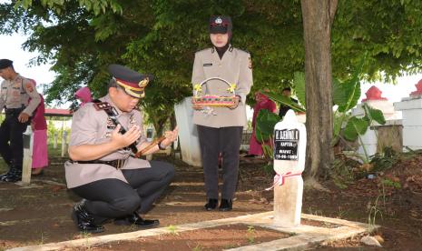 Menyambut Hari Bhayangkara ke- 77 tahun 2023, Polres Indramayu menggelar ziarah tabur bunga di Taman Makam Pahlawan (TMP) Dharma Ayu Kabupaten Indramayu, Selasa (27/6/2023). 