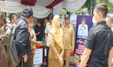 Menyambut Hari Raya Idul Fitri 1444 H, Kementerian Pertanian (Kementan) bersama Pemerintah Provinsi Sumatera Utara (Pemprovsu) menggelar Pasar Murah di Halaman Pasar Mitra Tani (PMT) Provinsi Sumatra Utara Jl. AH Nasution No. 24 Medan, Selasa (18/4/2023).