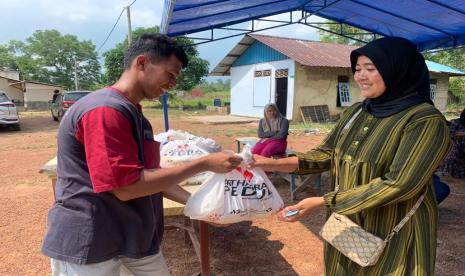 Menyambut Hari Raya Lebaran yang penuh berkah, Artha Graha Peduli bersama PT Makmur Elok Graha kembali menggelar Pasar Murah sembako pada 8 titik yang tersebar di Pulau Rempang dan Galang. Kegiatan ini berlangsung selama 5 hari, terhitung dari tanggal 5 - 9 April 2024. 