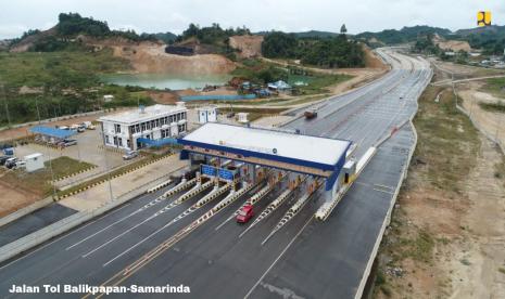 Menyambut HUT ke-76 RI, Kementerian Pekerjaan Umum dan Perumahan Rakyat (PUPR) telah merampungkan pembangunan tiga ruas jalan tol baru sepanjang 69 km dan satu jalan lingkar sepanjang 17.4 km di sejumlah Provinsi. Empat ruas jalan tersebut siap beroperasi guna meningkatkan konektivitas dan kelancaran lalu lintas dan logistik yang pada akhirnya mendorong tumbuhnya pusat pertumbuhan ekonomi baru. 