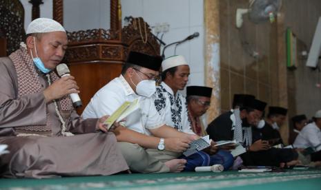 Fakta-Fakta tentang Nisfu Syaban. Foto: Menyambut malam Nisfu Syaban, Gubernur Bangka Belitung (Babel) Erzaldi Rosman melaksanakan sholat Maghrib berjamaah bersama warga Desa Gunung Muda, dilanjutkan dengan mengaji bersama membacakan Surat Yasin, hingga waktu Isya tiba. 