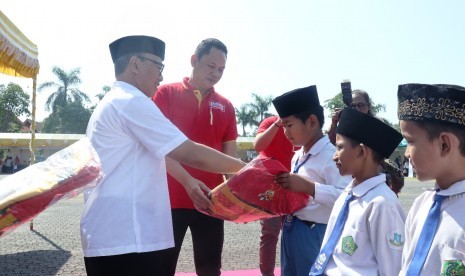 Penyerahan Simbolis Paket Perlengkapan Sekolah kepada MI Al Ikhlas Eretan oleh Sekda Kabupaten Indramayu di dampingi Deputy Branch Manager Alfamart.