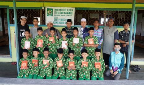 Menyambut Ramadhan 1444 H, Badan Wakaf Alquran (BWA) menyalurkan 20 ribu Alquran Wakaf ke Kalimantan Selatan, salah satunya  TPA Baiturrahman.