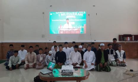 Menyambut tahun baru Islam 1 Muharram 1444 H, puluhan santri Tahfidz Baitul Quran Hidayatullah Medan dan mahasantri Sekolah Dai mitra binaan BMH   Sumut)  mengikuti event Semarak 1 Muharram yang digelar secara hybrid oleh Hidayatullah, Sabtu (30/7).  