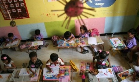 Menyekolahkan anak di playgroup merupakan jembatan untuk mengenalkan anak pada sekolah saat ia lebih besar nanti.