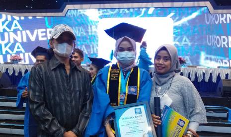 Menyelesaikan study dan mendapat gelar tinggi, menjadi kebanggaan dan kepuasan tersendiri bagi mahasiswa, apalagi saat lulus, mendapat predikat menjadi wisudawan terbaik. Hal ini yang dirasakan oleh Aini Lestari, mahasiswi Program Studi (Prodi) Akuntansi dari Universitas BSI (Bina Sarana Informatika) kampus Cengkareng. 