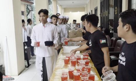  Menyiapkan hidangan berbuka dan sahur juga menjadi ladang pahala selama bulan Ramadhan.