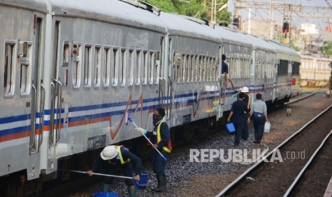 Menyuci kereta api di stasiun Senen Jakarta, Kamis (29/6). 