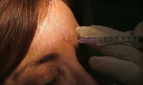 Menyuntikkan botox kini tak lagi hanya dilakukan perempuan.