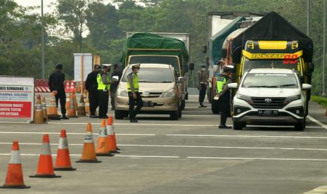 Menyusul keputusan perpanjangan PPKM Darurat Jawa- Bali sampai dengan tanggal 25 Juli 2021, pembatasan mobilitas dan aktivitas masyarakat di ruas tol Semarang- Solo, wilayah Kabupaten Semarang juga masih berlanjut. Upaya pengetatan pemeriksaan sejumlah persyaratan perjalanan antar daerah di masa PPKM Darurat masih terus dilakukan aparat kepolisian, seperti di Gerbang Tol (GT) Bawen, Kabupaten Semarang, Kamis (22/7).