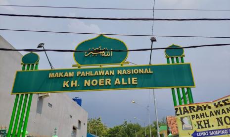 Menziarahi makam KH Noer Ali, di Pondok Pesantren Attaqwa Putri, Kampung Ujung Harapan, Kelurahan Bahagia, Kecamatan Babelan, Kabupaten Bekasi. Sabtu (17/4). 