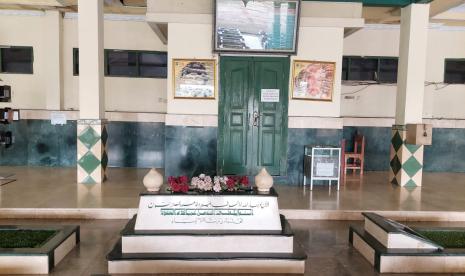 Menziarahi makam KH Noer Ali, di Pondok Pesantren Attaqwa Putri, Kampung Ujung Harapan, Kelurahan Bahagia, Kecamatan Babelan, Kabupaten Bekasi. Sabtu (17/4). 