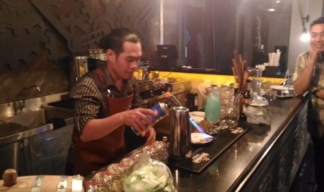 Meracik minuman ala mixology di Jakarta.