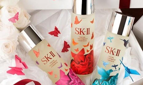 Merah, merah muda, dan biru menjadi warna utama edisi terbatas Facial Treatment Essence SK-II.