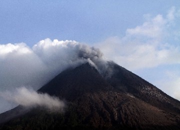 Merapi menghembuskan awan panas