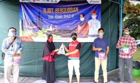 Merayakan Idul Adha 1442 H, Pertamina melaksanakan potong hewan qurban dengan total sebanyak 85 ekor yang terdiri dari 37 ekor sapi dan 48 ekor kambing dan tersebar di sejumlah wilayah operasi Pemasaran Regional Jawa Bagian Tengah di Jawa Tengah dan Daerah Istimewa Yogyakarta (DIY).