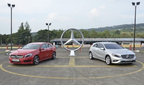 Mercedes Benz A 200 Urban (kanan) dan A 250 Sport (Kiri)