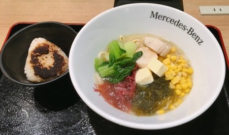 Mercedes-Benz Connection Tokyo jual ramen super enak.