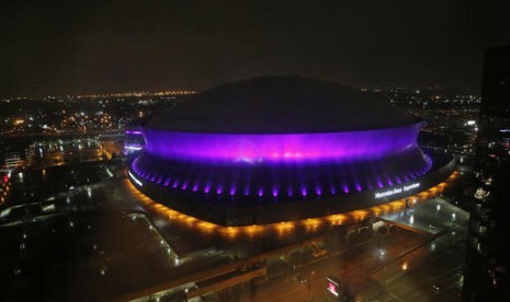 Mercedes-Benz Superdome di New Orleans juga mengubah warnanya menjadi ungu untuk menghormati kematian penyanyi Prince, Kamis, 21 April 2016.