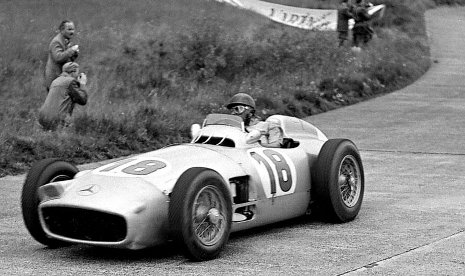 Mercedes-Benz W196 yang dikemudikan Juan Manuel Fangio di Grand Prix Inggris, di Sirkuit Silverstone pada 1954