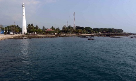 Mercusuar tampak di Pantai Anyer, Banten.