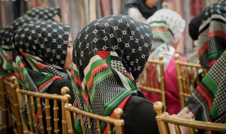 Merek hijab Wearing Klamby meluncurkan koleksi hijab Palestine Scarf dan memberikan donasi untuk warga Palestina.