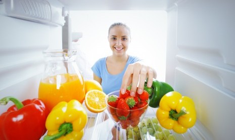 Mereka yang menyediakan makanan sehat di dapurnya ternyata memiliki berat badan lebih ringan dan lebih langsing.