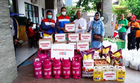 Merespon banjir rob yang terjadi di kawasan pelabuhan Tanjung Mas, Kota Semarang sejak Senin (23/5/2022), Pertamina menyalurkan sejumlah bantuan yang disalurkan kepada posko kantor Kecamatan Semarang Utara, pada Selasa (24/5/2022).