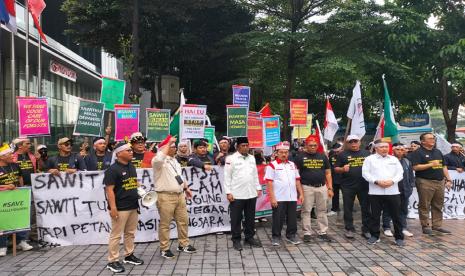 Merespons Undang-Undang Deforestasi Uni Eropa (EUDR/ European Union Deforestation Regulation), sejumlah elemen perwakilan petani sawit Indonesia menggelar aksi keprihatinan di Jakarta, Rabu (29/3/2023). Mereka menggelar orasi di depan kantor Kedutaan Uni Eropa di Jakarta.