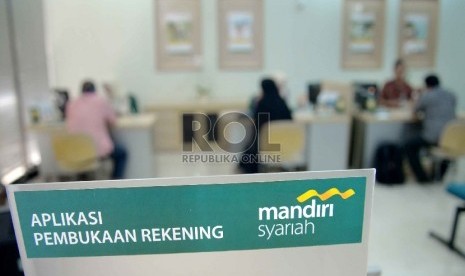 Merger Bank Umum Syariah: Petugas melayani nasabah di Bank Syariah Mandiri, Jakarta, Senin (23/2).