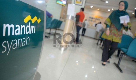 Merger Bank Umum Syariah: Petugas melayani nasabah di Bank Syariah Mandiri, Jakarta, Senin (23/2).