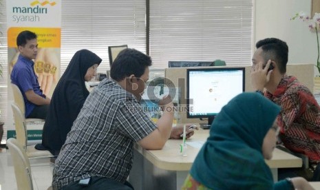 Merger Bank Umum Syariah: Petugas melayani nasabah di Bank Syariah Mandiri, Jakarta, Senin (23/2).