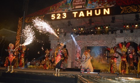 Meriah Malam Puncak HUT Tabanan 523 Tahun di Lapangan Alit Saputra Kota Tabanan penuh dengan pagelaran budaya, Senin (28/11)