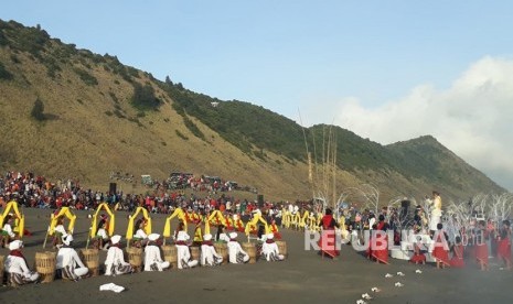 Meriahnya gelaran Eksotika Bromo 2018 yang juga bertepatan dengan ritual Yadna Kasada di Lautan Pasir Bromo, Tengger, Probolinggo, Jumat (29/6).