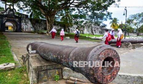 Meriam peninggalan VOC di depan gerbang Benteng Oranje di Kota Ternate, Provinsi Maluku Utara, Selasa (15/2/2022). Benteng Oranje merupakan cagar budaya nasional sebagai salah satu bukti peninggalan jaman kolonial dan kemasyuran rempah di Indonesia, karena pada abad ke-17 Maluku menjadi pusat kedudukan resmi VOC di Nusantara untuk memonopoli perdagangan rempah-rempah dan Benteng Oranje adalah tempat tinggal Gubernur Jenderal VOC sebelum dipindah ke Batavia (Jakarta). 