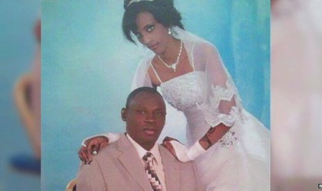 Meriam Yehya Ibrahim (kanan) dan suaminya.