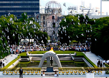  Merpati putih diterbangkan di atas monumen Peace Memorial Park, Hiroshima, Jepan barat, Jumat, 6 Agustus 2010. Hiroshima menandai peringatan ke-65 serangan bom atom pertama yang menghancurkan kota tersebut di akhir Perang Dunia II.