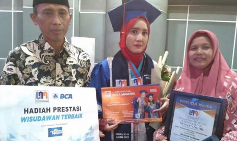 Mery Oktaviyanti Puspitaningtyas, wisudawati dari Fakultas Teknologi Informasi, Program Studi (Prodi) Sistem Informasi Universitas Nusa Mandiri (UNM) dengan nilai IPK sempurna 4.0.