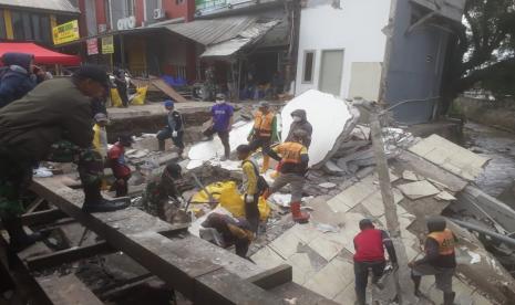 Mes karyawan hotel OYO di Jalan Jenderal Sudirman, tepatnya di bantaran Sungai Cibereum, Kota Bandung roboh, Jumat (10/12) dini hari. Selain itu tempat laundry yang berada di dalam bangunan tersebut ikut tergerus.